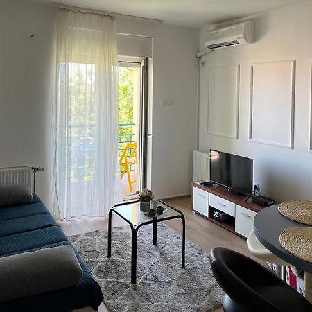 Apartment Vera With Free Garage Újvidék Kültér fotó
