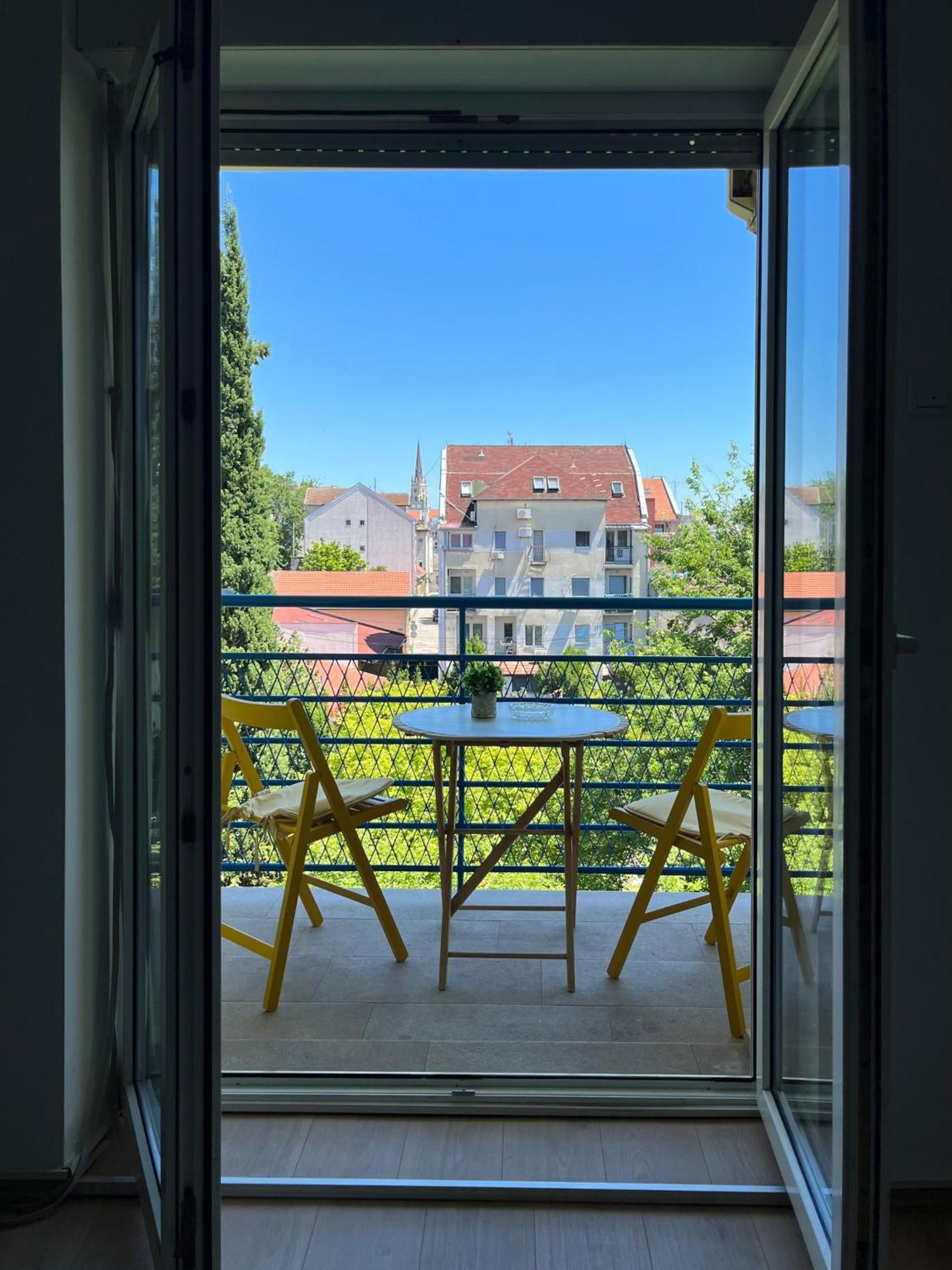 Apartment Vera With Free Garage Újvidék Kültér fotó