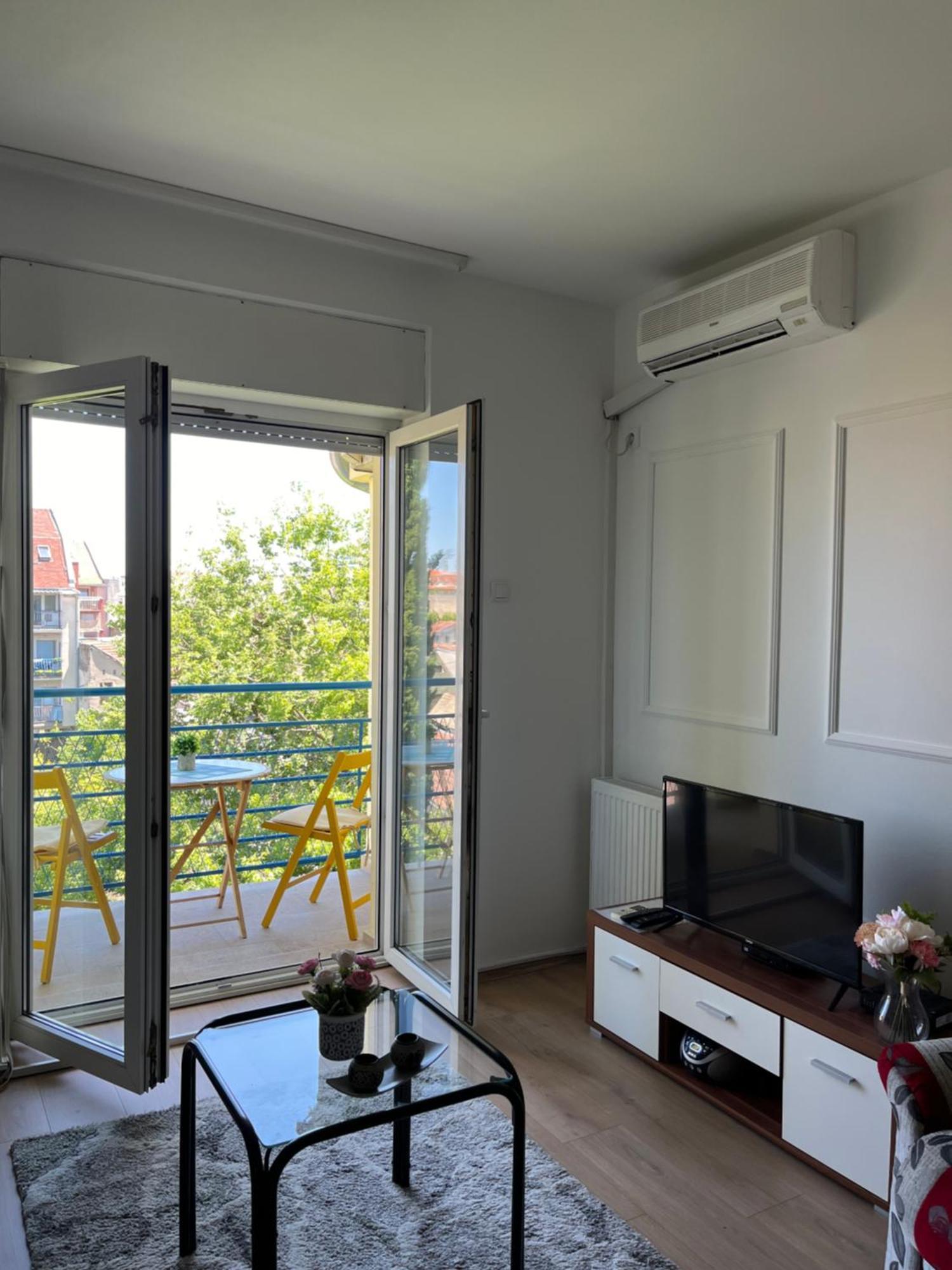 Apartment Vera With Free Garage Újvidék Kültér fotó
