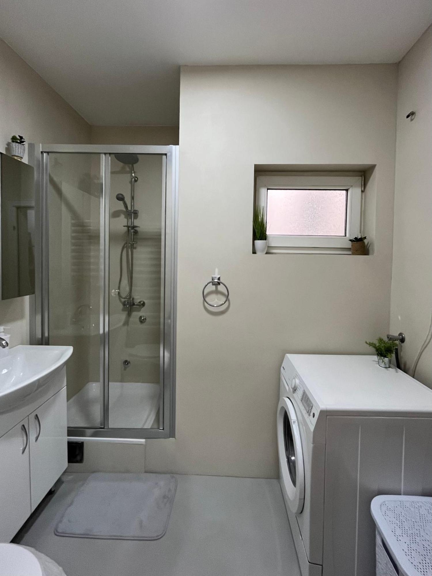 Apartment Vera With Free Garage Újvidék Kültér fotó